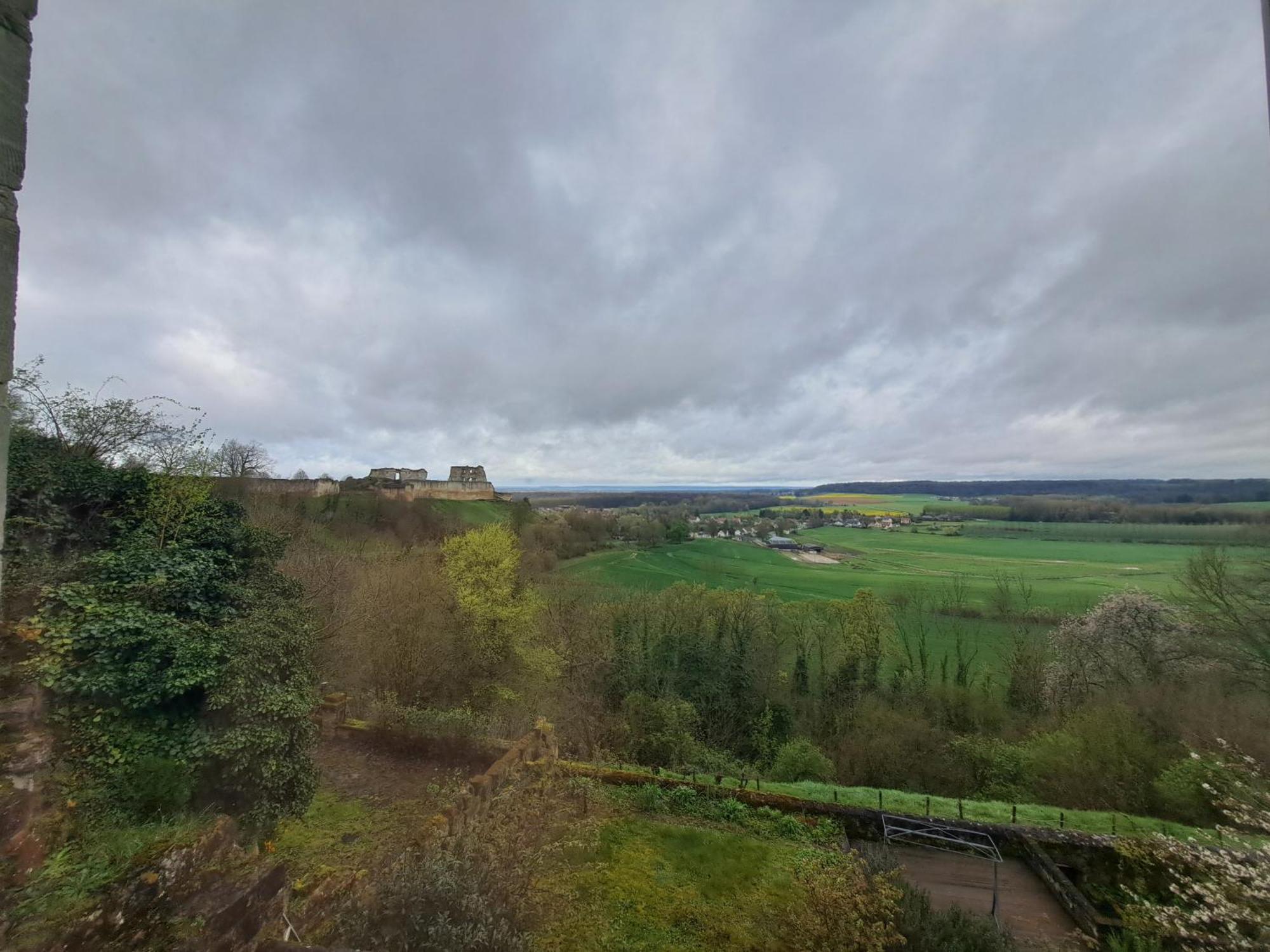 Location A Coucy Le Chateau Exterior photo