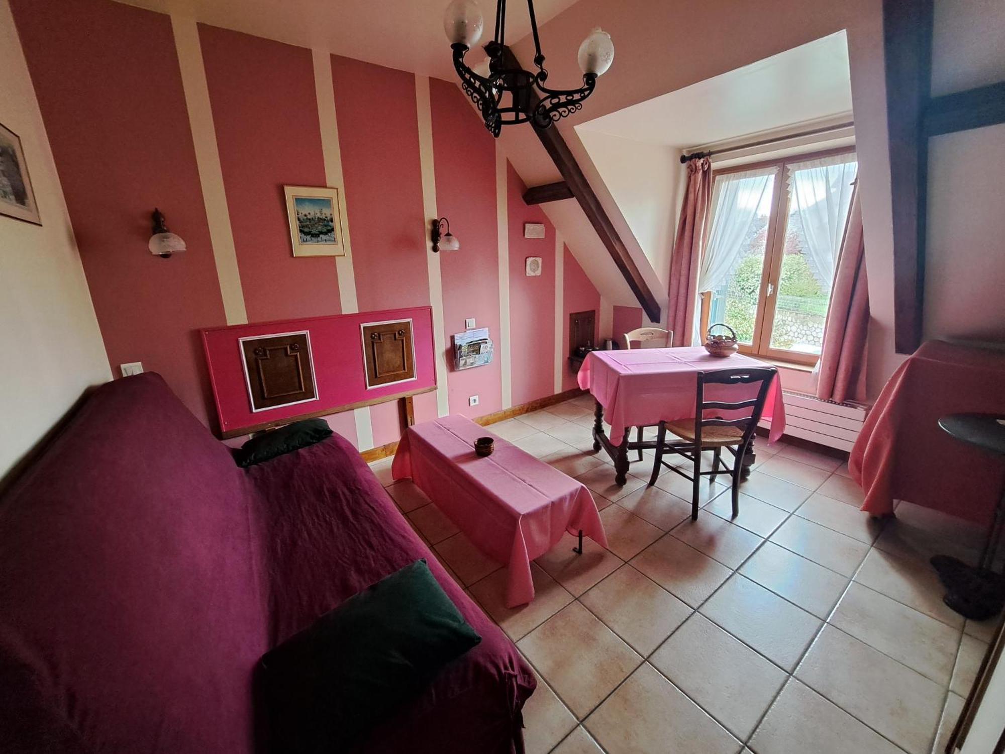Location A Coucy Le Chateau Exterior photo
